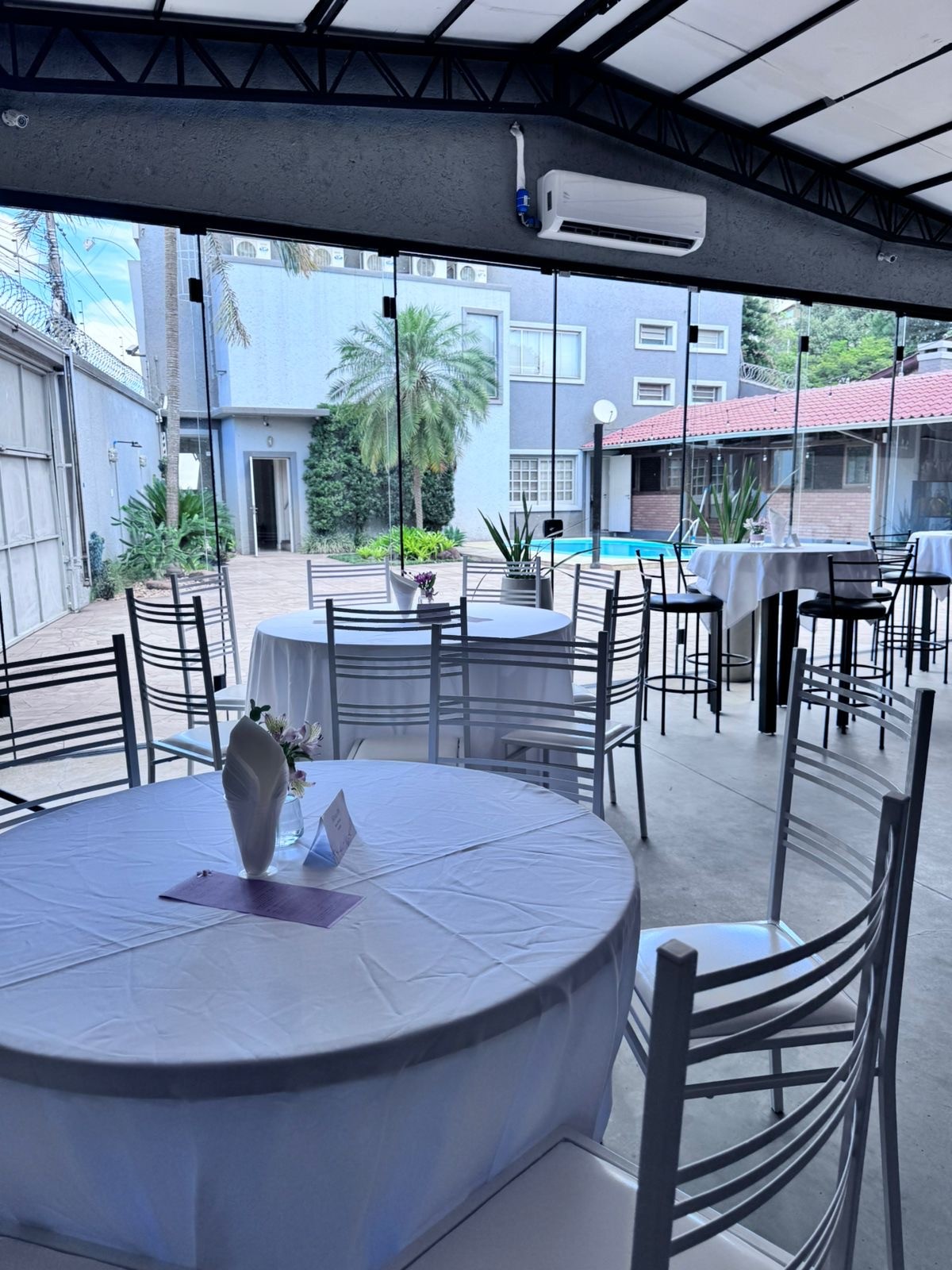 Mesas com vista para a piscina