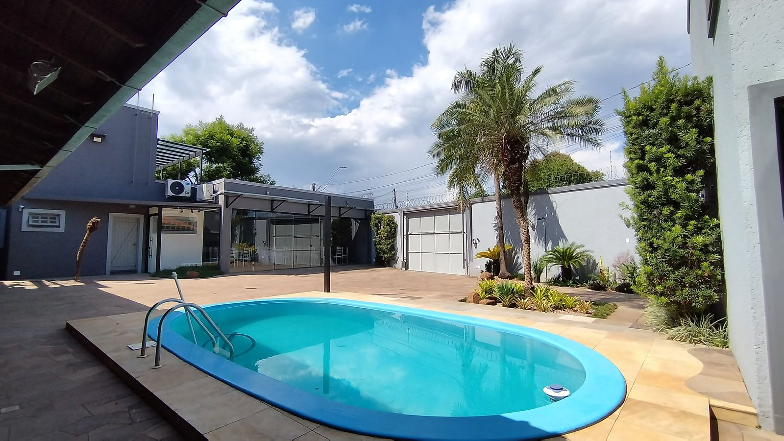Área externa com piscina e pátio amplo