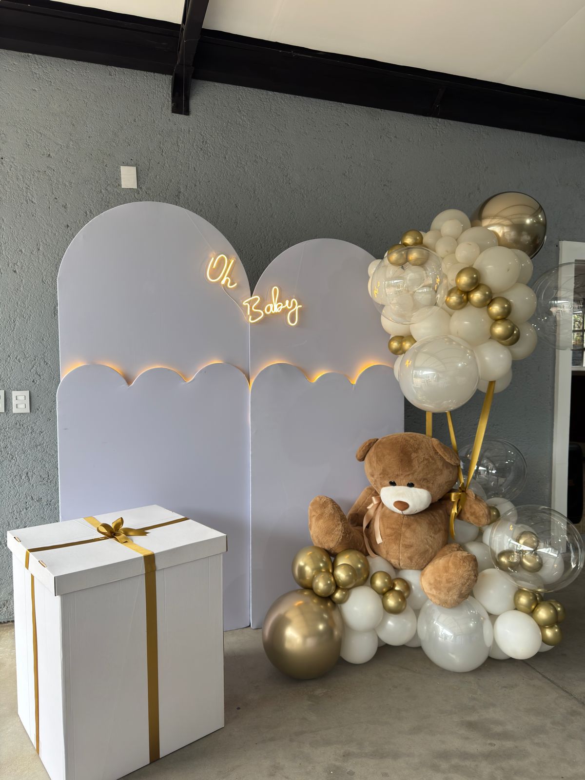 Decoração de chá revelação com painel Oh Baby e balões dourados