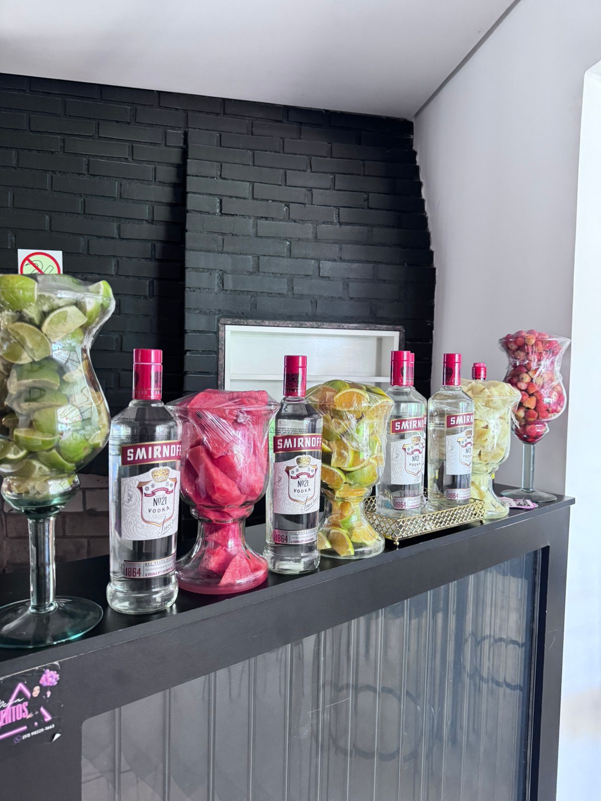 Bar montado com drinks e frutas