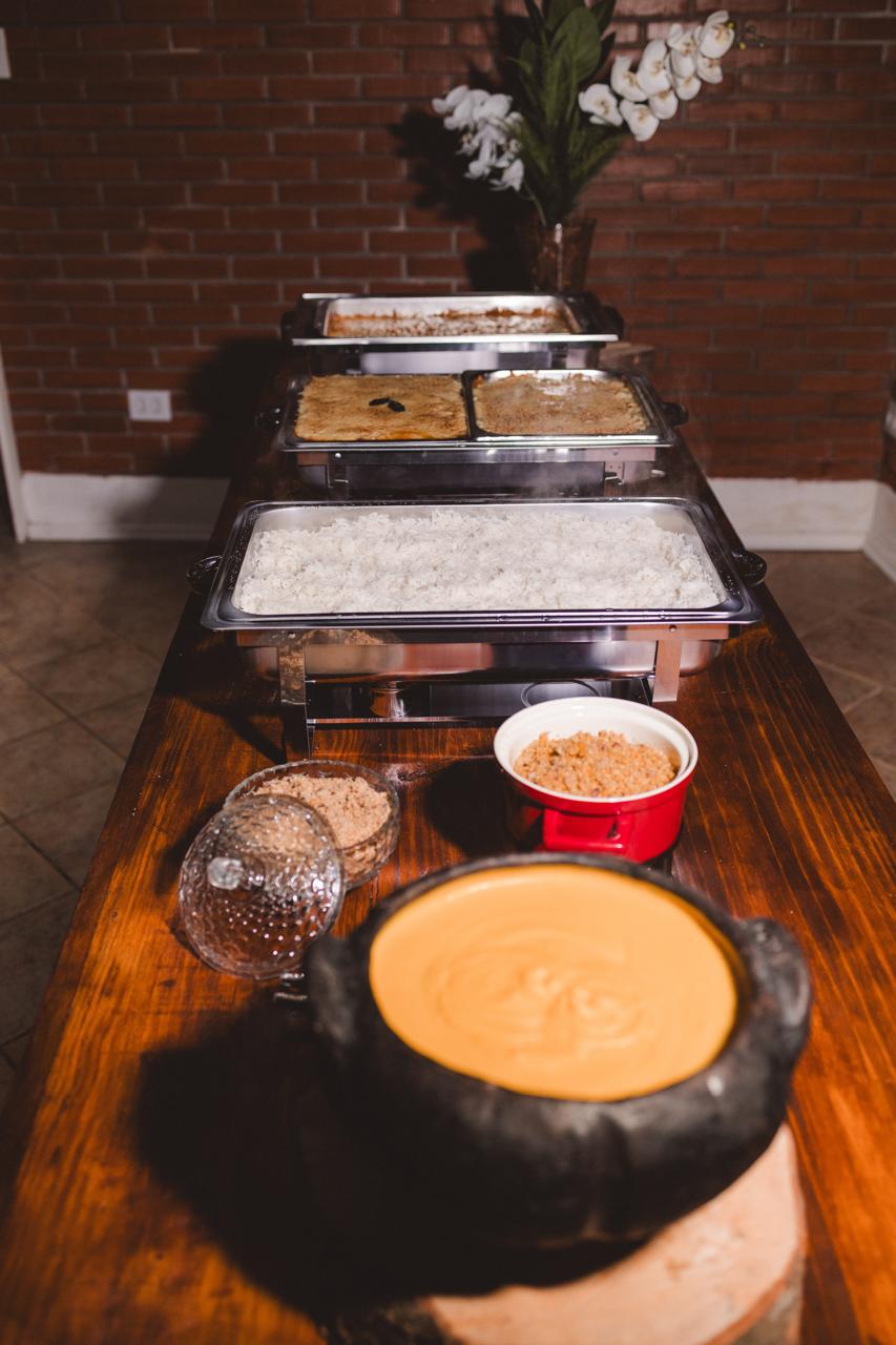 Buffet servido em mesa de madeira