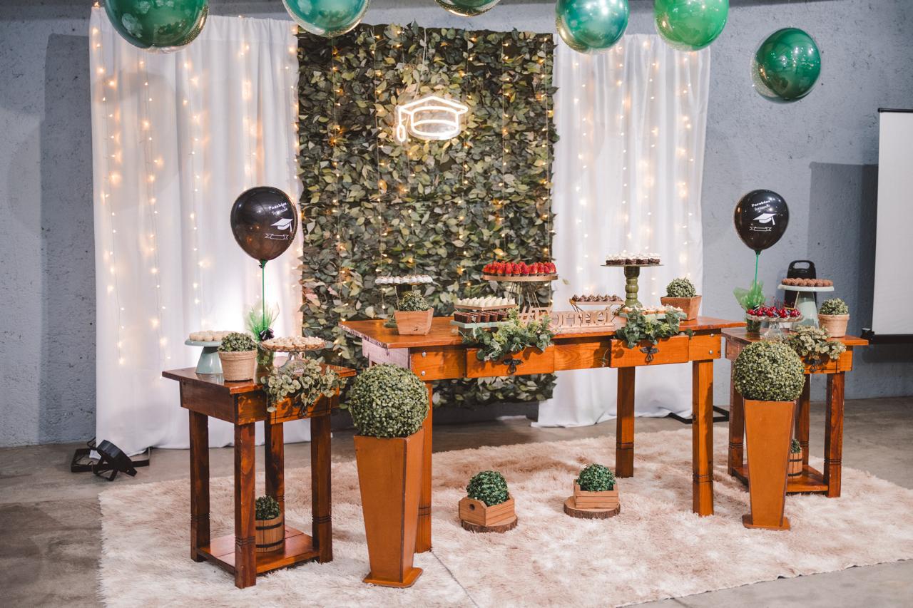 Decoração de formatura com painel de folhagem