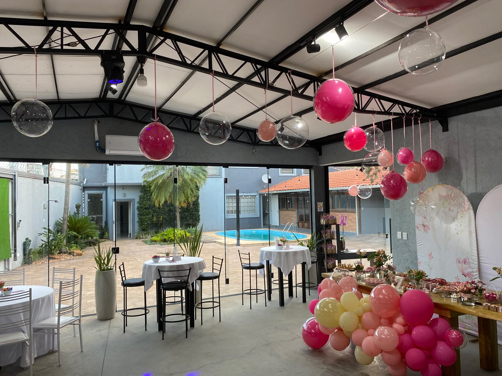 Salão decorado para uma festa